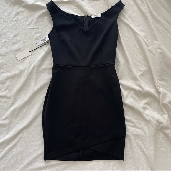 Aritzia Dresses & Skirts - Aritzia Babaton Dress with Tags